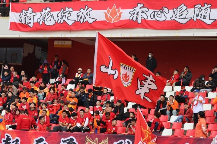 主場上萬名球迷的吶喊助威，給山東體彩女足征戰(zhàn)女超增添了能量與動力