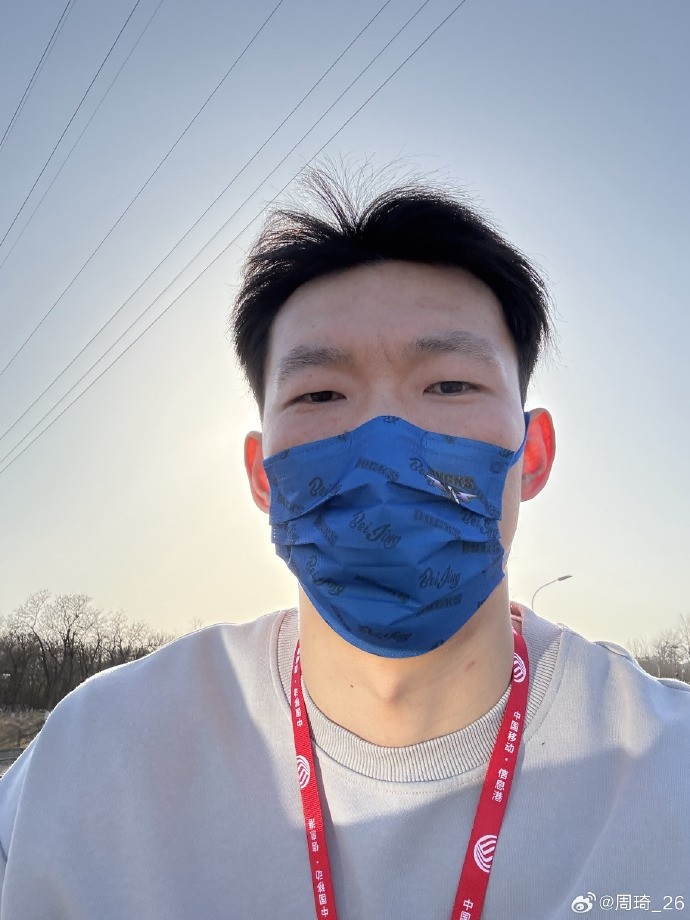 悠閑！周琦騎京牌電動(dòng)車出行：太陽出來了 開京牌兜兜風(fēng)！
