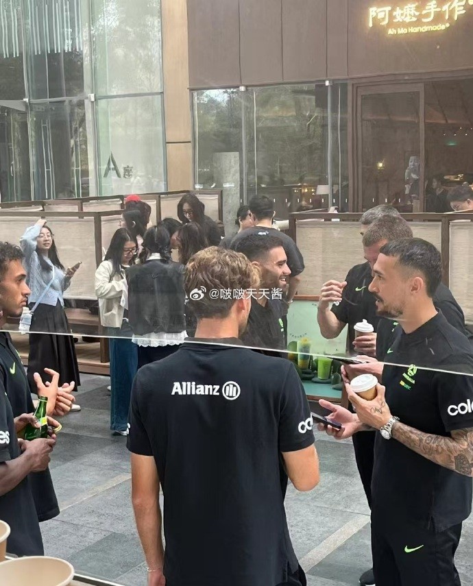 松弛感拉滿！澳大利亞隊員在杭州街頭喝奶茶