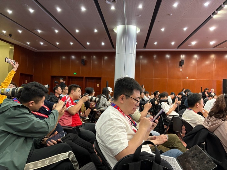 萬眾矚目！記者擠滿國足賽前新聞發(fā)布廳，賽場記者預(yù)計超300人