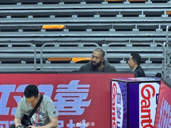 今晚不打？廣東主場(chǎng)迎戰(zhàn)廣廈 吉倫沃特一身便裝現(xiàn)身球館