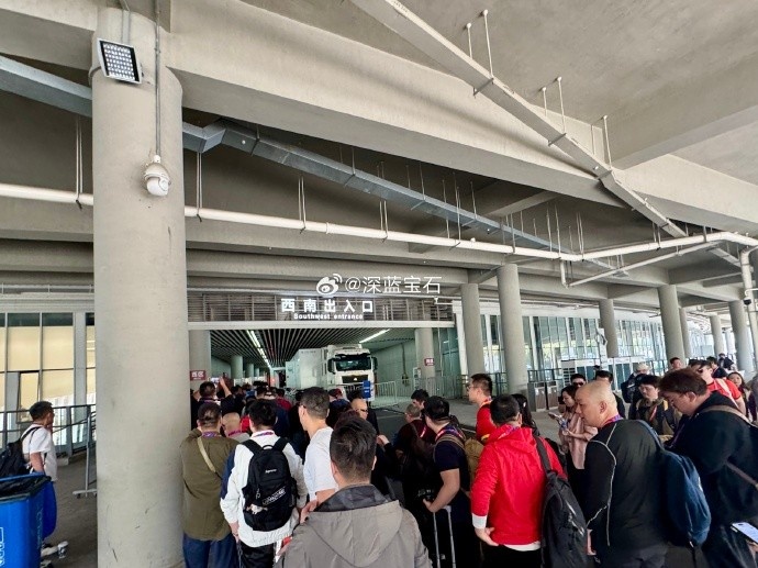 盛況空前！記者曬照：距離中澳之戰(zhàn)還有三小時(shí)，現(xiàn)場記者已超百名