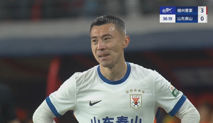 34分鐘0-3落后！36歲鄭錚苦笑36歲大雷沮喪 替補席黃政宇神態(tài)輕松