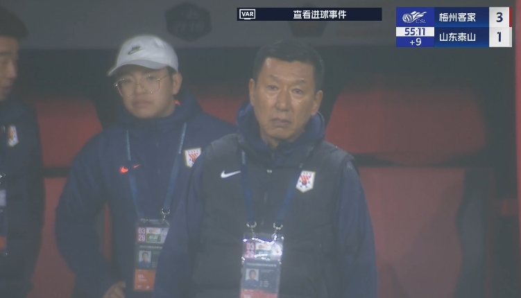 半場1-3落后遞補(bǔ)隊(duì)！場邊的崔康熙表情焦急