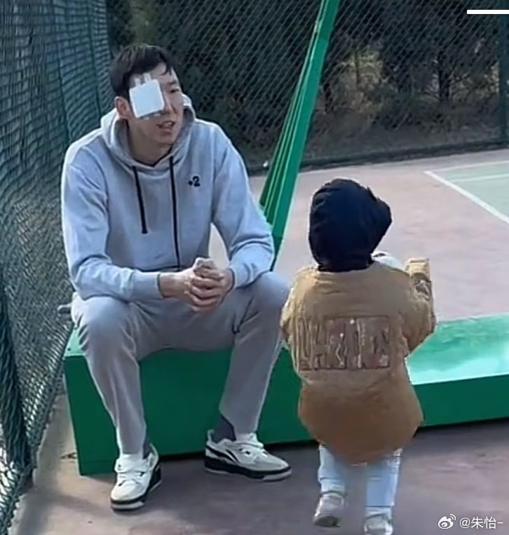 顧家好男人！記者曬出周琦手術(shù)后回歸家庭帶娃照片