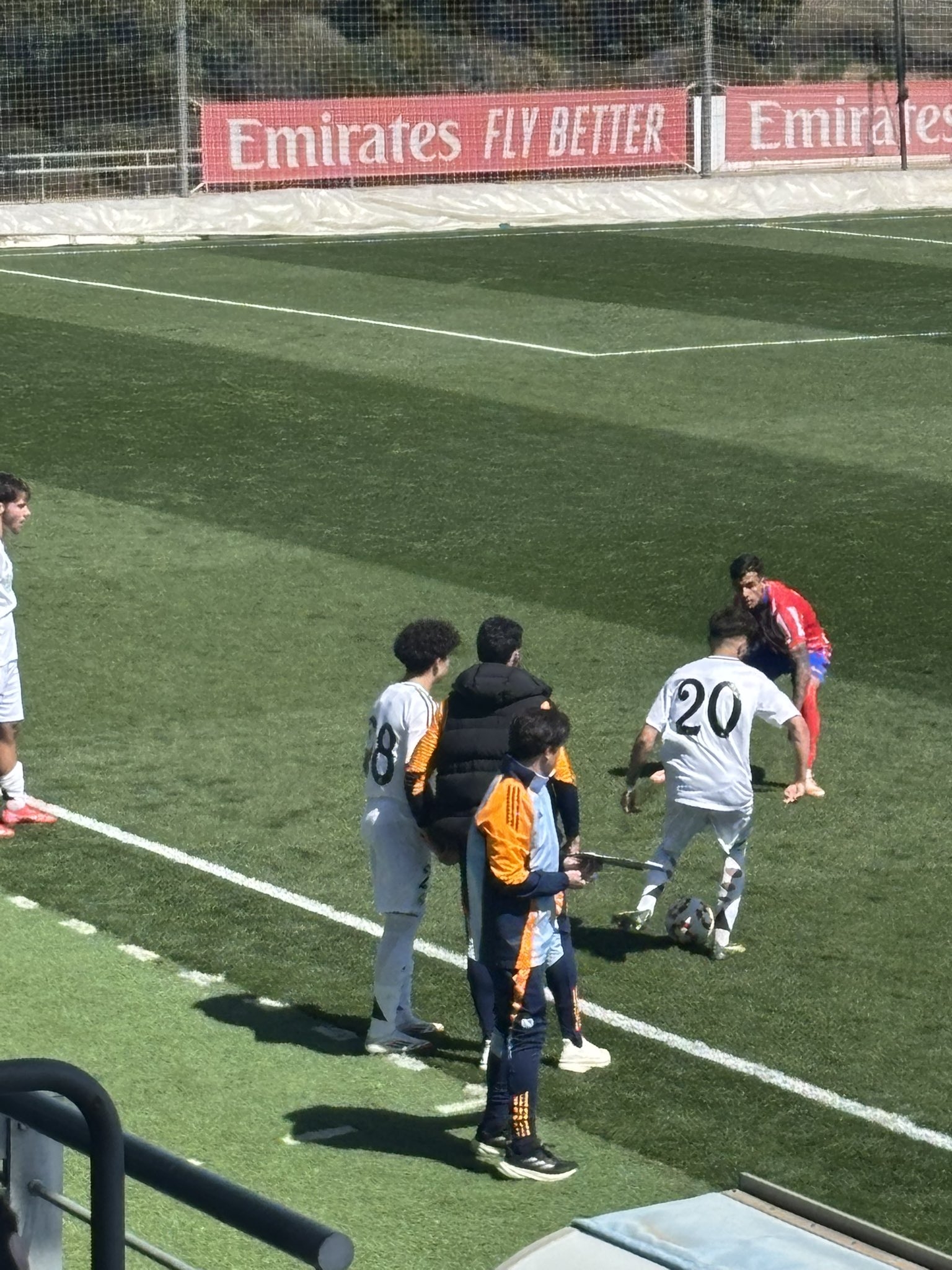 天賦滿滿！馬塞洛15歲兒子恩佐皇馬U19首秀，登場(chǎng)5分鐘腳后跟助攻