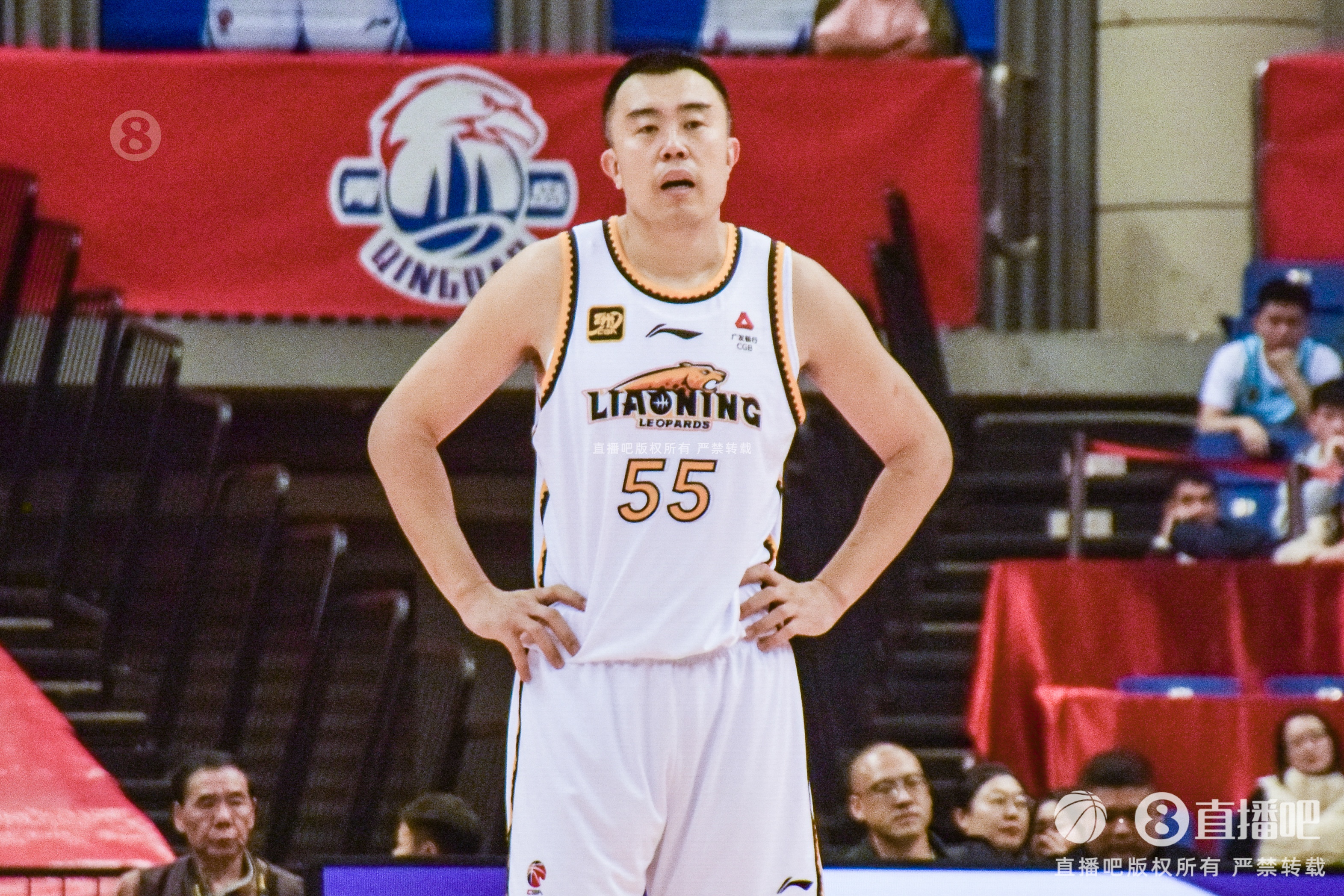 老將不容易！韓德君帶傷出戰(zhàn)半場6分鐘5犯 僅2板2助