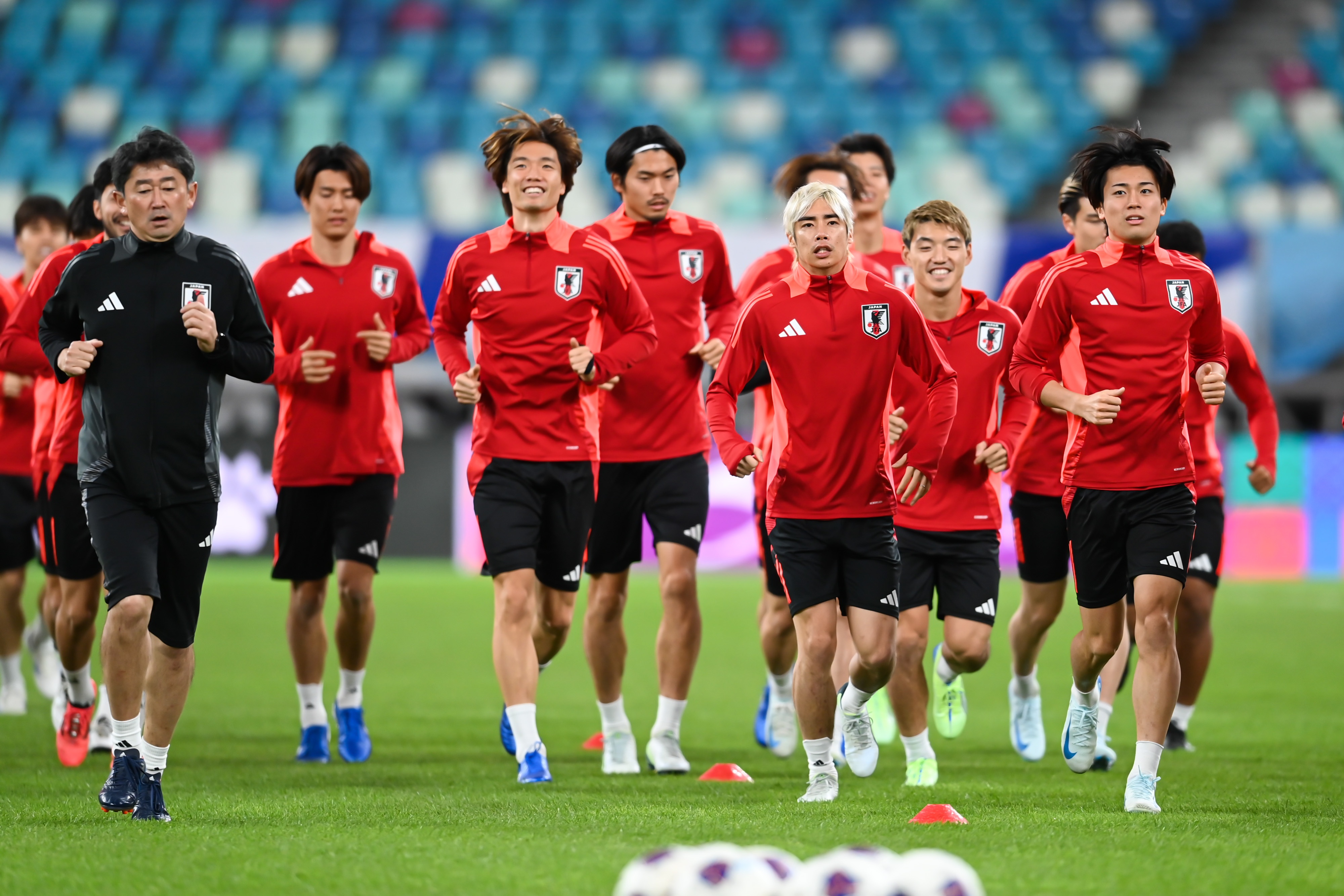 日媒：日本隊(duì)今日進(jìn)行賽前一日踩場(chǎng)訓(xùn)練，三笘薰和長(zhǎng)友佑都缺席