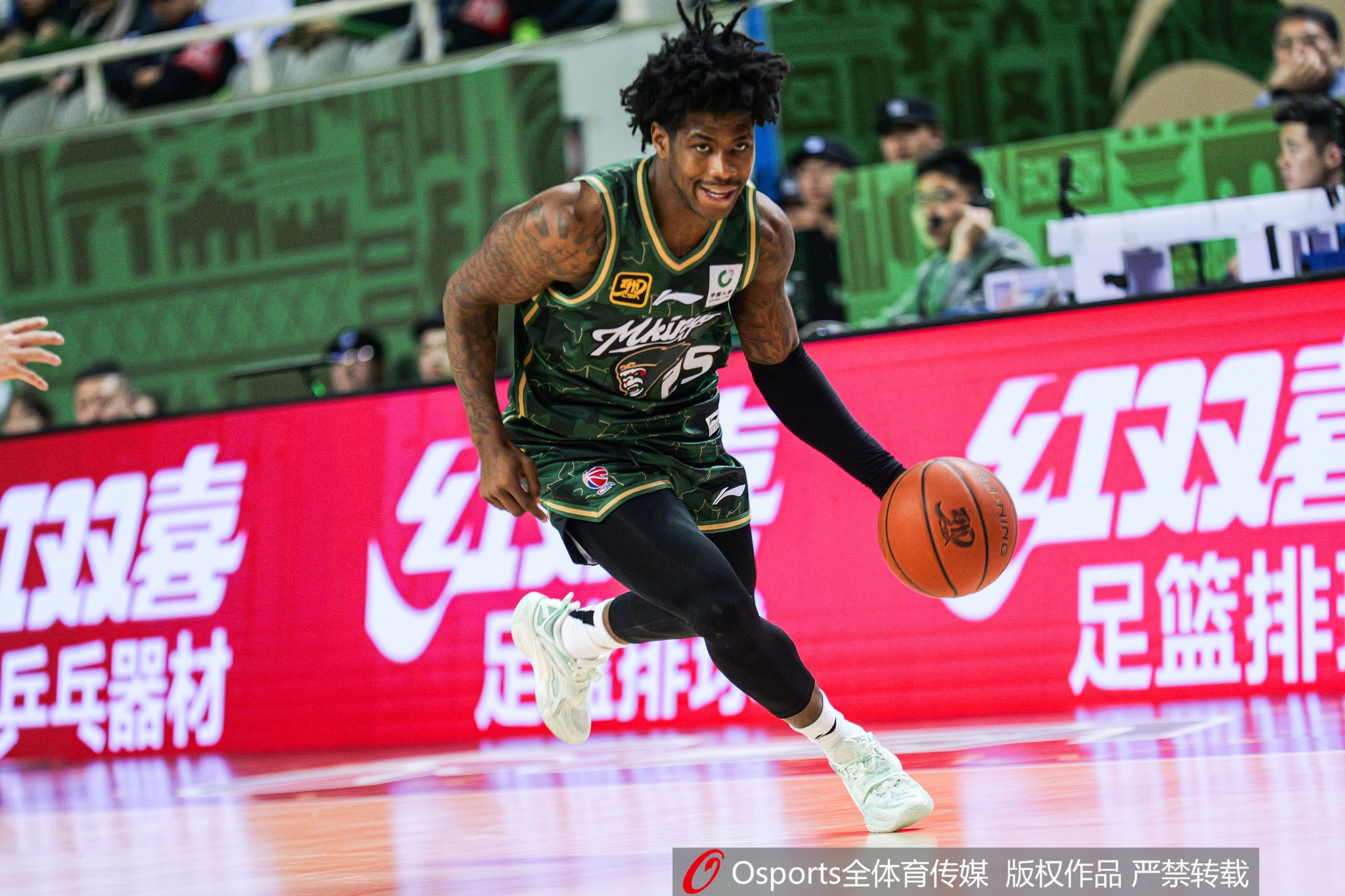 這外援猛得很！肯德里克-戴維斯16投12中&罰球18中15砍43分6板9助
